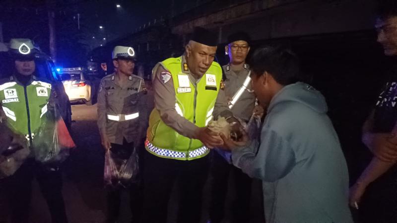 Sahur On The Road Ditlantas Polda Riau, Berbagi Makanan ke Warga Terdampak Banjir